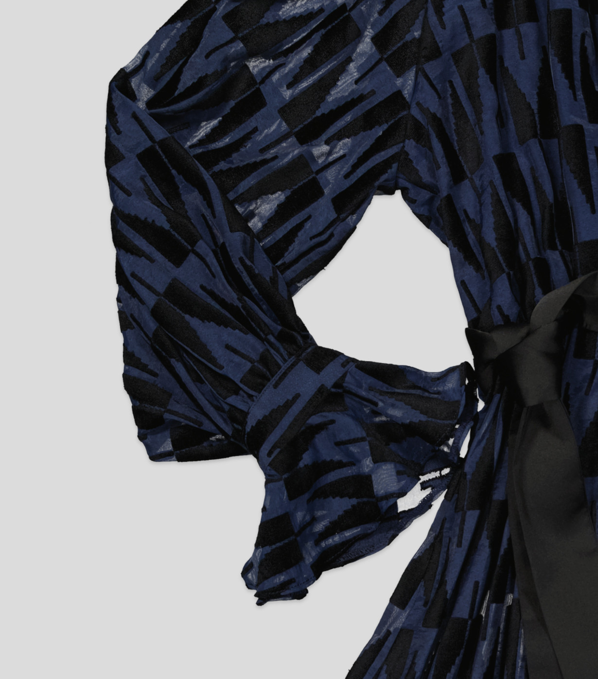 4 ROBE – Image 6